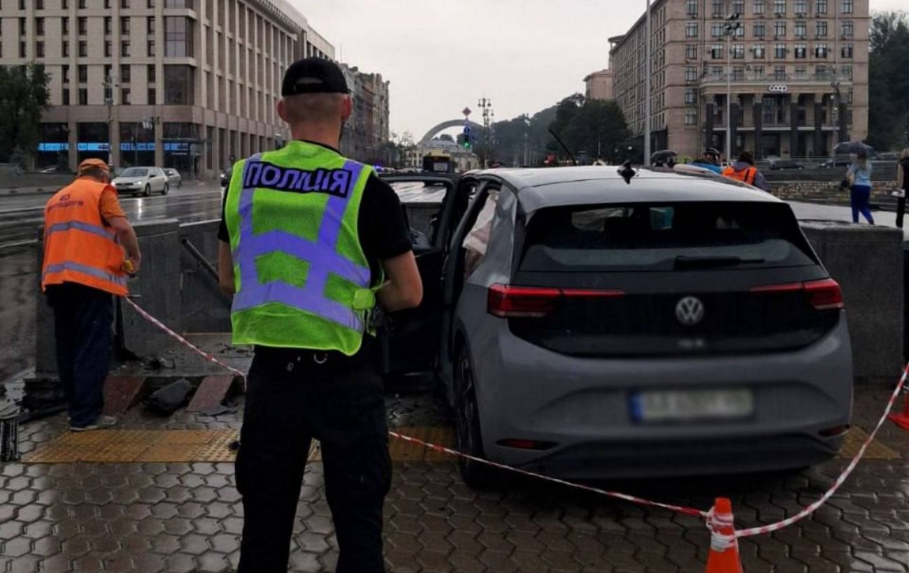 На Майдані незалежності електромобіль влетів у підземний перехід, постраждав водій (фото)