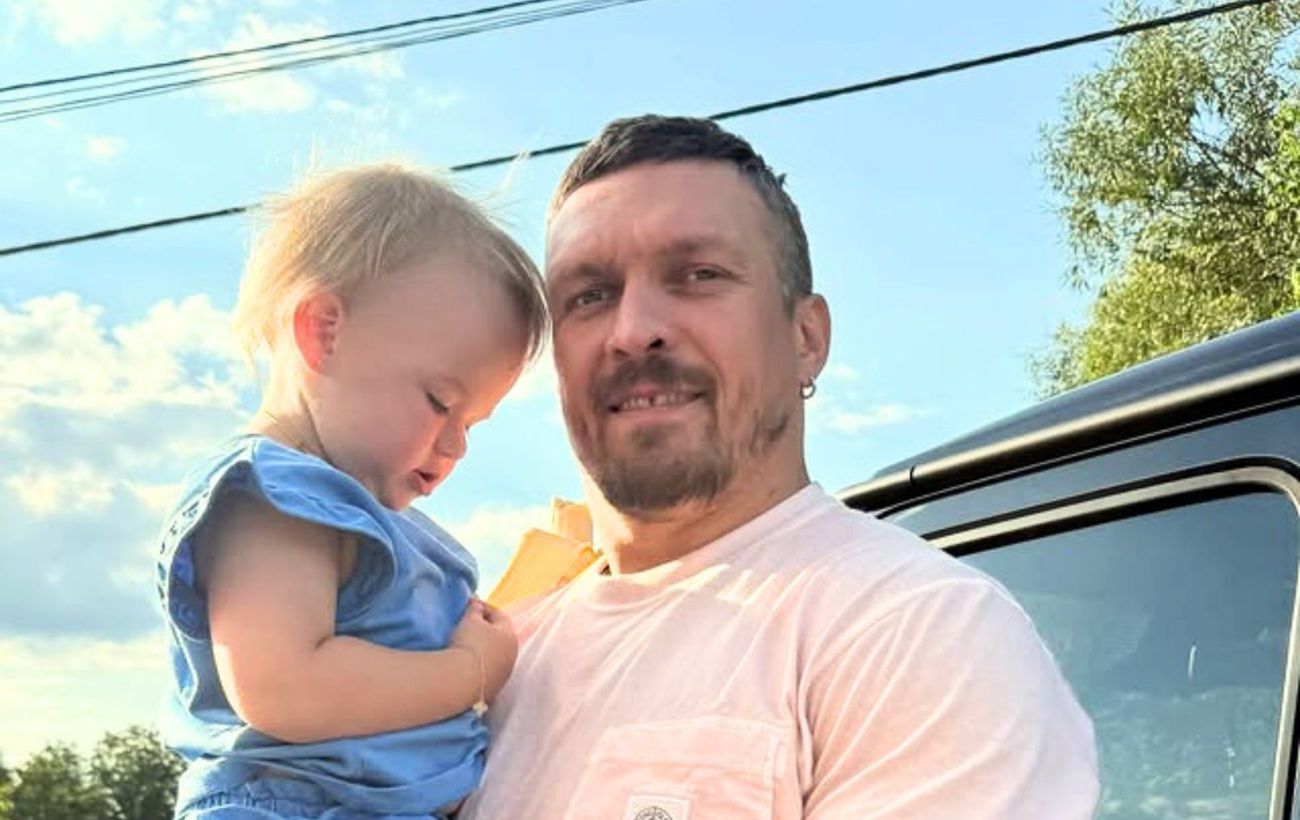 Олександр Усик показався в обіймах з молодшою донькою: зворушливі фото