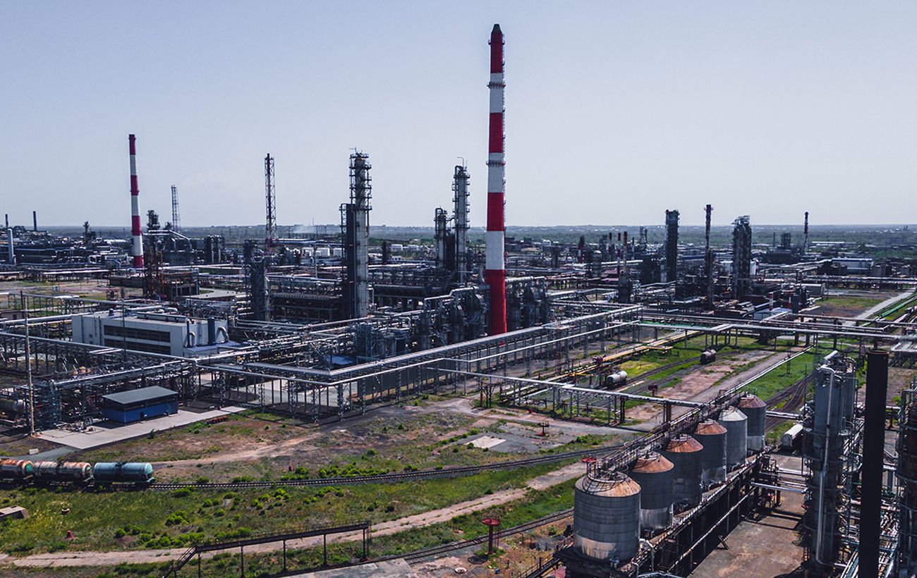 Пролетіли 1400 км. Дрони СБУ уразили російський НПЗ в Орську (фото, відео)