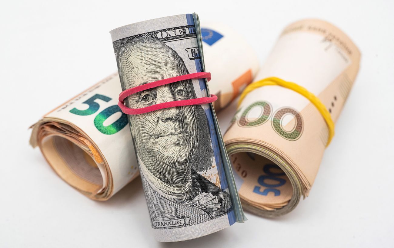 Нацбанк підняв курс долара і євро на 13 копійок