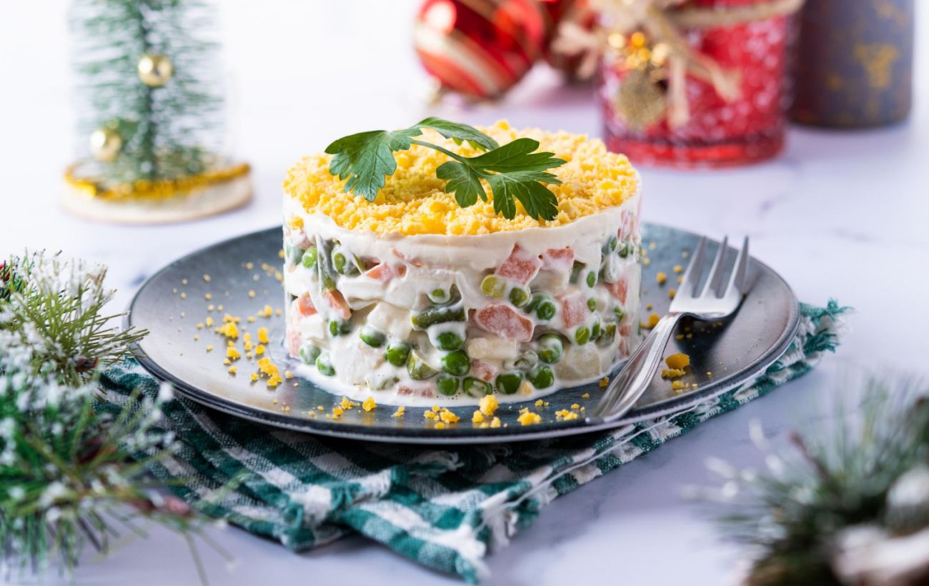 Олів'є, "шуба" і не тільки: які ціни на новорічні салати у магазинах і закладах з доставкою