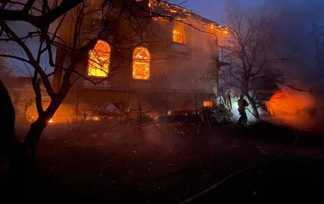 Атака РФ на Київ: вогонь може розповсюдитися на будинок для літніх людей