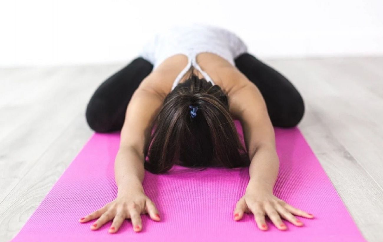 Якщо переїли на свята: 5 простих вправ, які запустять шлунок і знімуть важкість