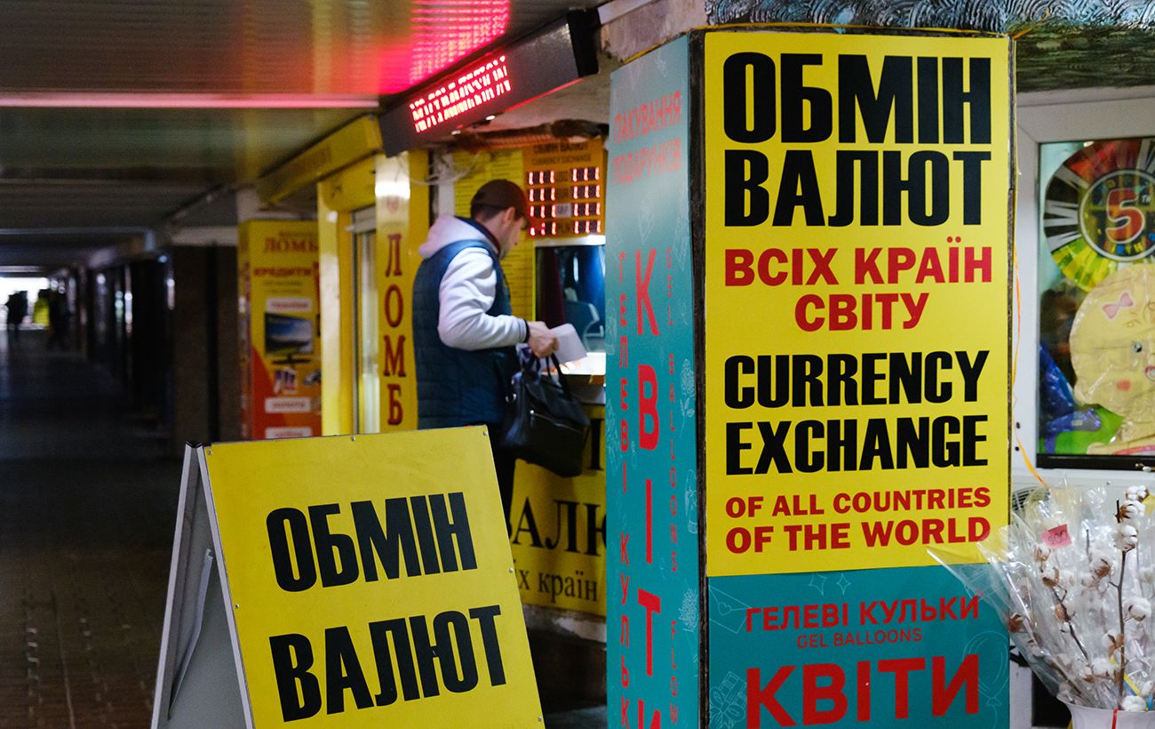 Долар вище 43, а євро за 51: де найкращий курс 9 лютого у ПриватБанку, Моно чи обмінниках