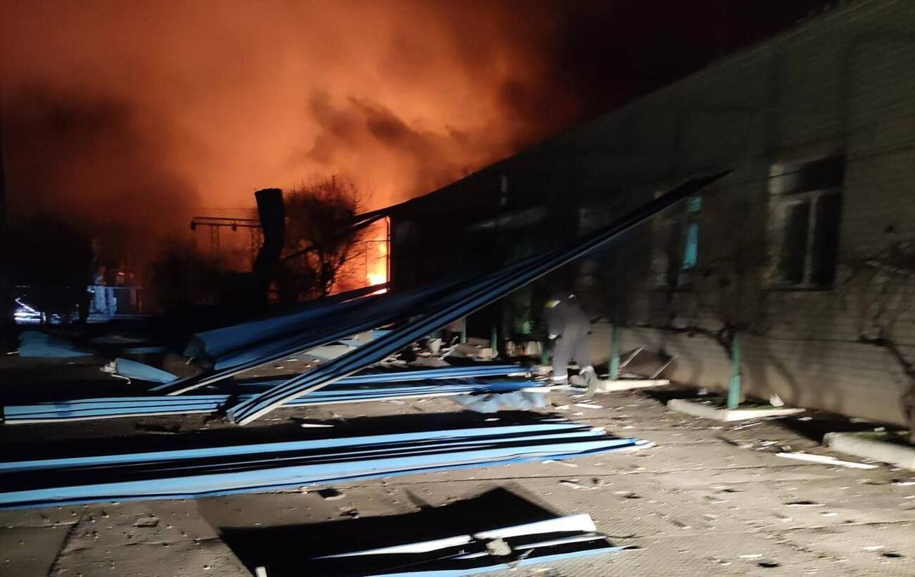 РФ вночі завдала цинічного удару по критичній інфраструктурі Одещини: спалахнула пожежа