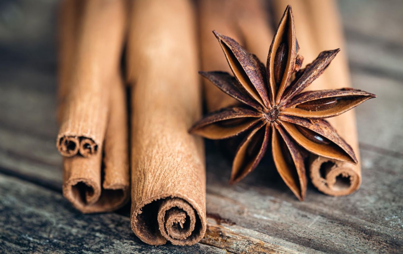 Не лише у випічці: 6 трюків з корицею, які полегшують життя