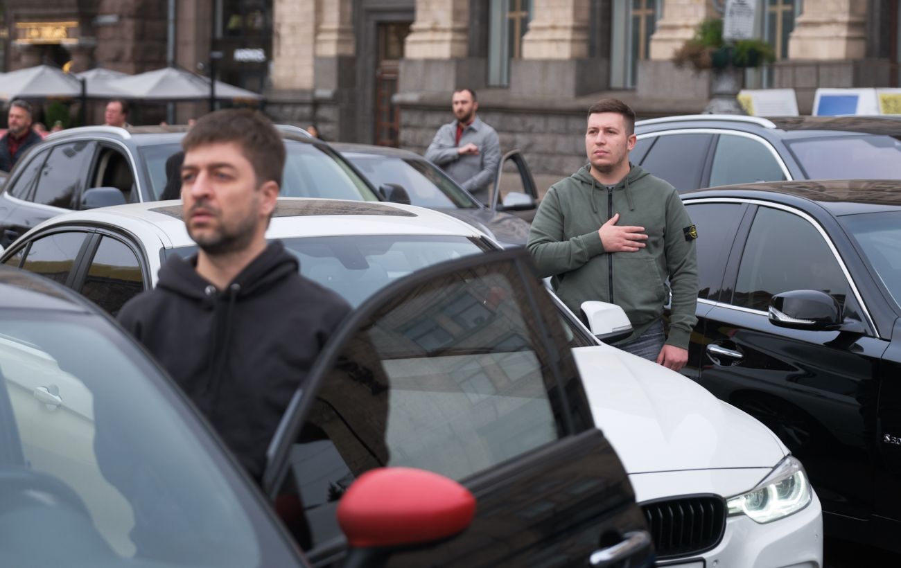 Хвилину мовчання зробили щоденною традицією: о котрій завмиратиме вся Україна