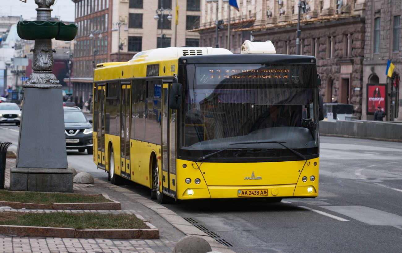 У Києві на вихідних змінять рух 11 автобусів: перелік маршрутів і нові схеми