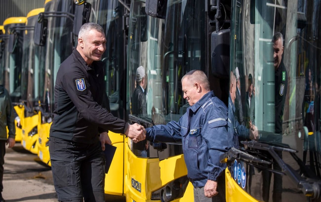 В Києві вийшла на маршрути ще одна партія сучасних інклюзивних автобусів: Кличко розповів деталі