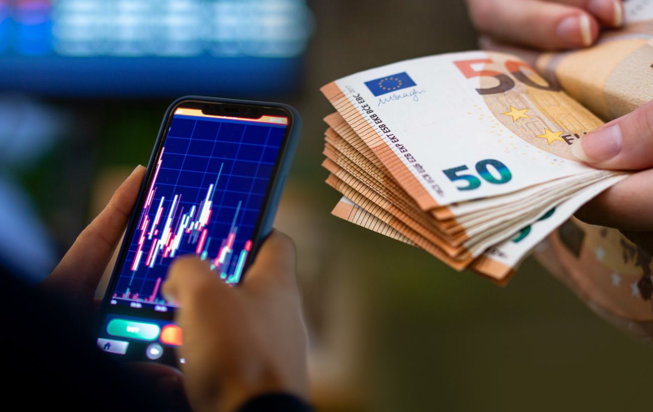 Долар і євро впали: курс на 6 квітня та як Великдень може змінити ціни в обмінниках