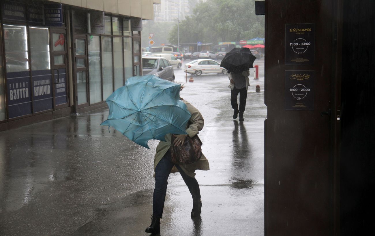 На заході України сильна негода зриває дахи і засипає градом (фото, відео)