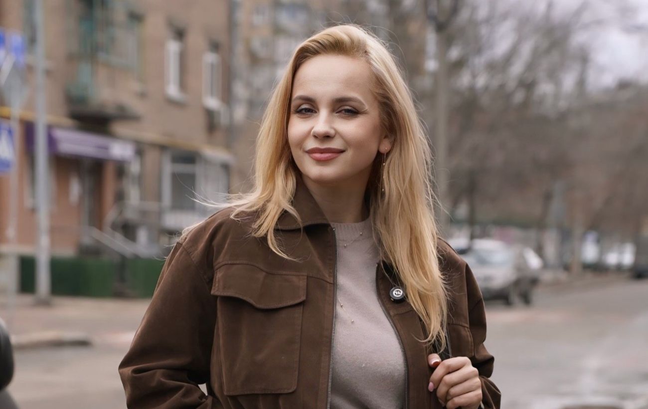 Білі джинси та замшевий бомбер: як повторити весняний образ Лілії Ребрик