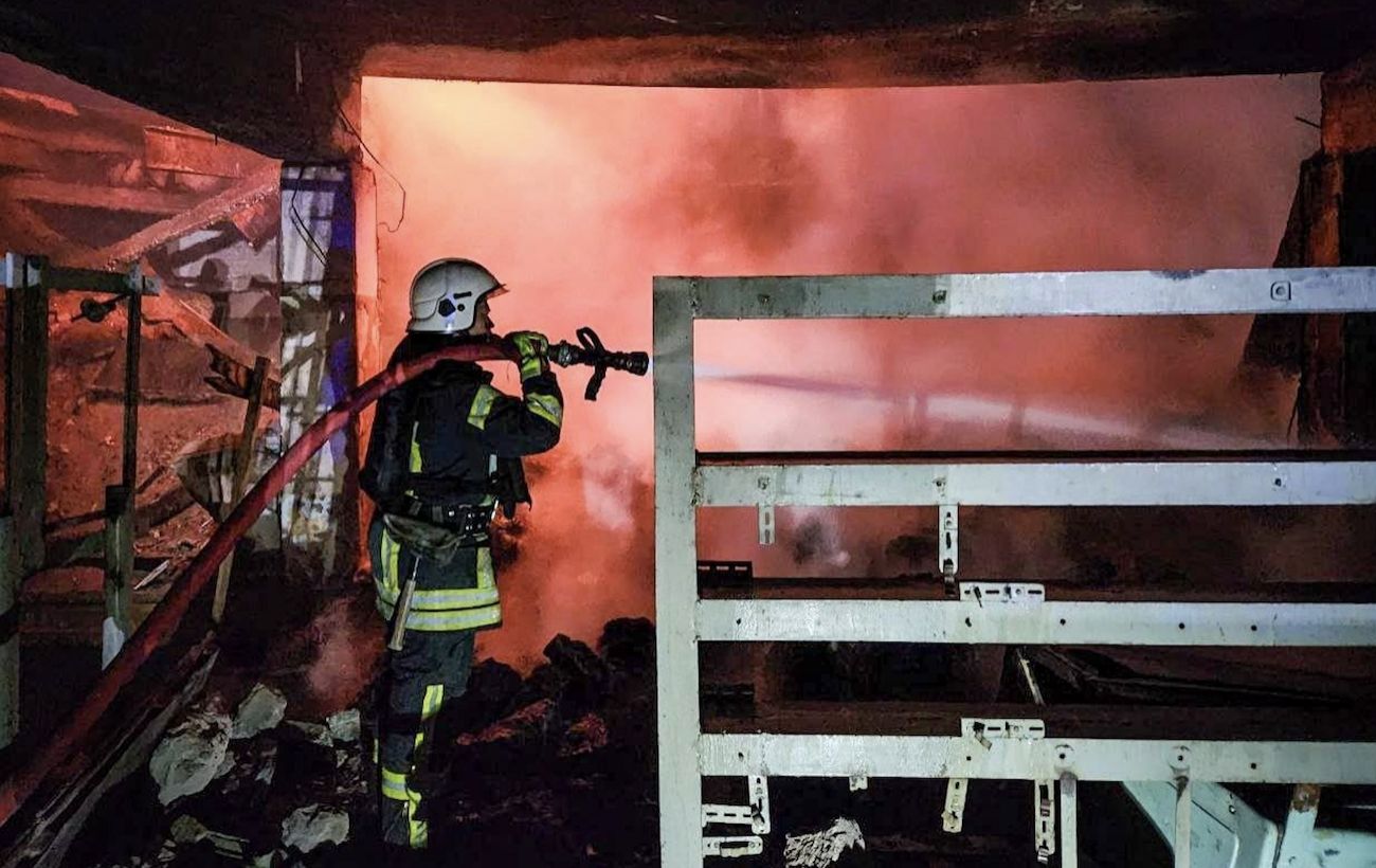 Спалахнули пожежі у порту і на складах: Росія масовано вдарила по Одещині дронами