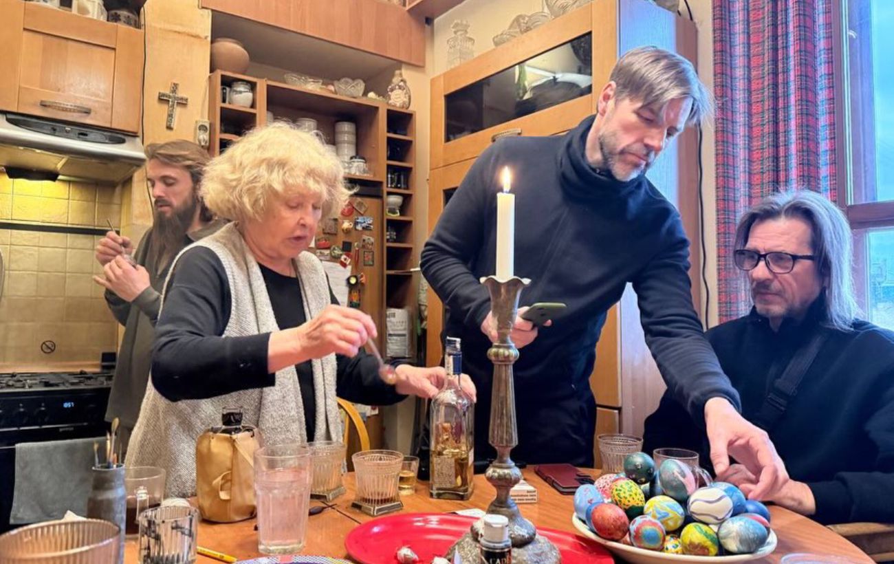 З онуком і зятем-військовими: Ада Роговцева показала, як з родиною готувалася до Великодня