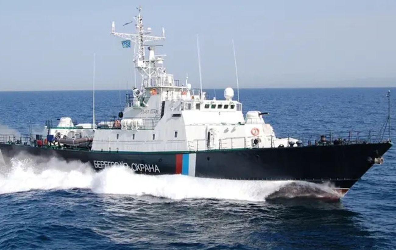 Українські дрони вполювали російський корабель в Криму (відео удару)