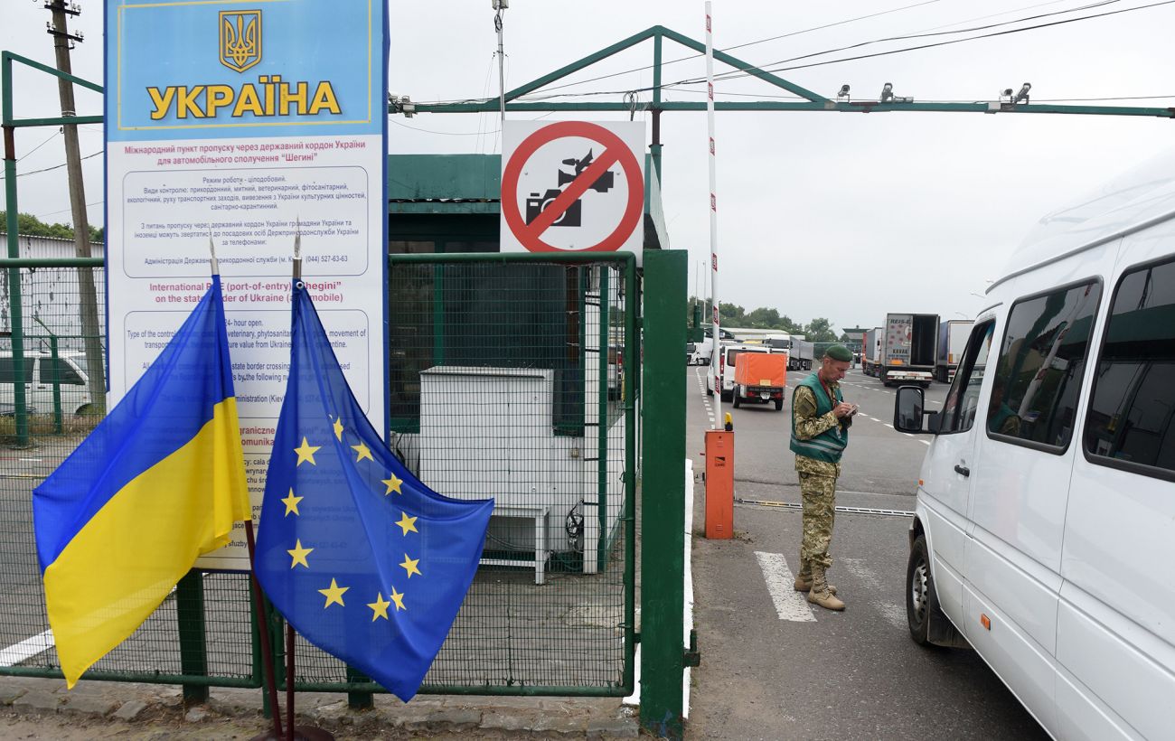 На пункті пропуску "Шегині-Медика" попередили про затримки автобусів