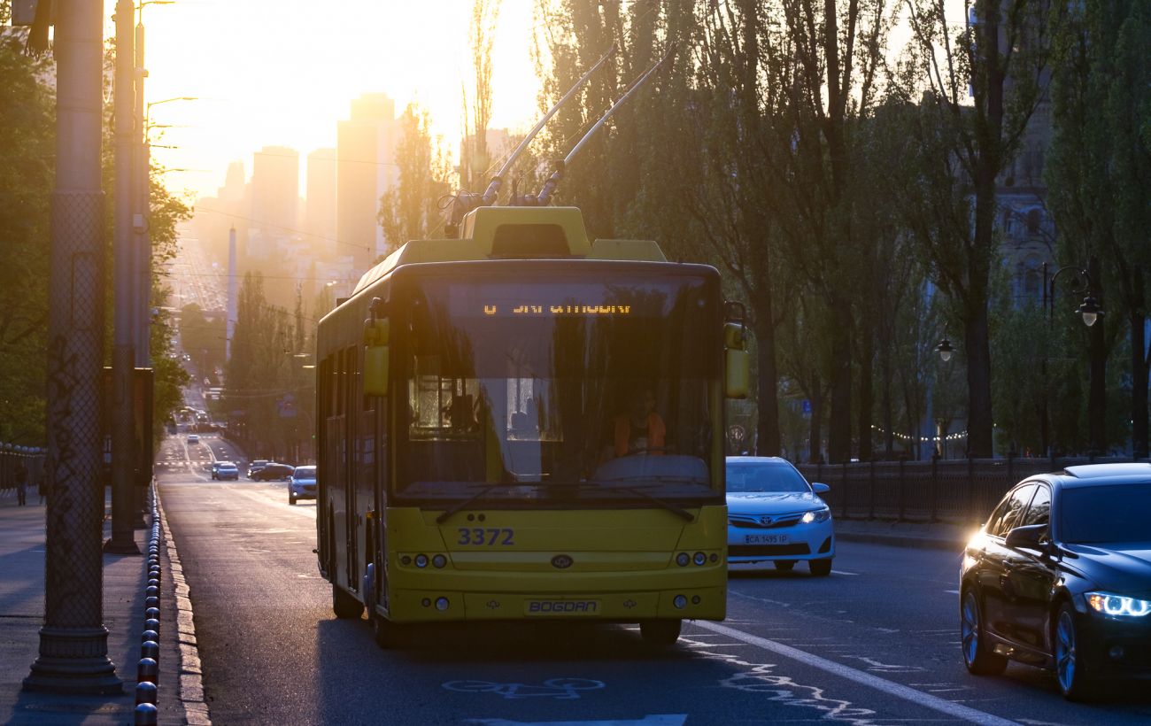Після удару по Києву кілька вулиць перекрито, транспорт змінив маршрути