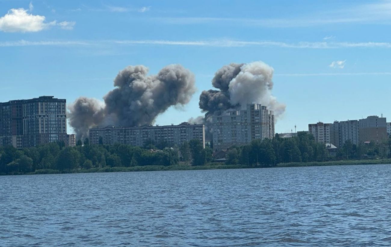 Воронеж сколихнули вибухи, під ударом важливий для росіян завод (фото, відео)