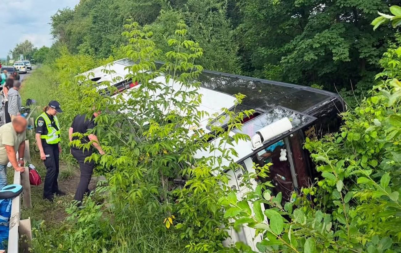 На Хмельниччині туристичний автобус із півсотнею людей злетів у кювет